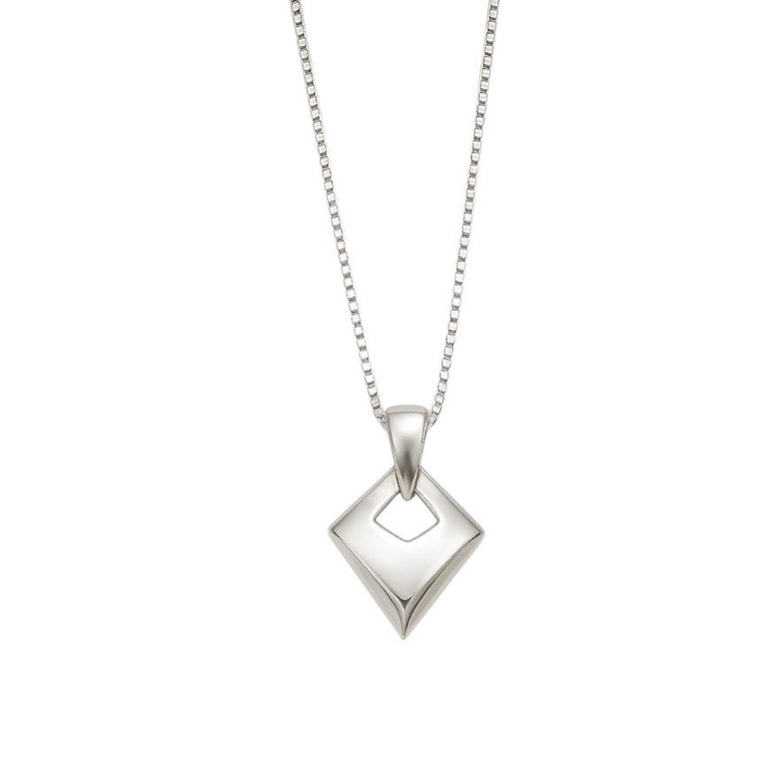 Lustrous necklace handcrafted