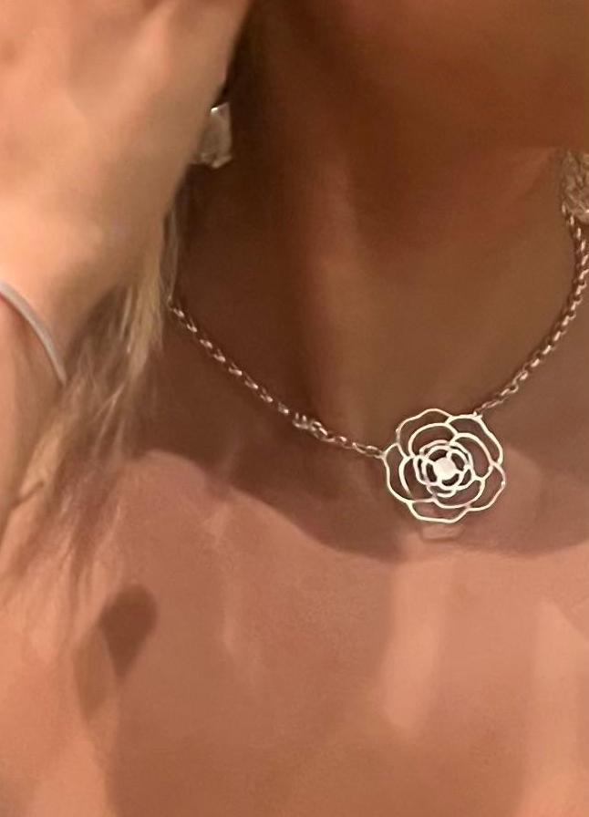Flower choker