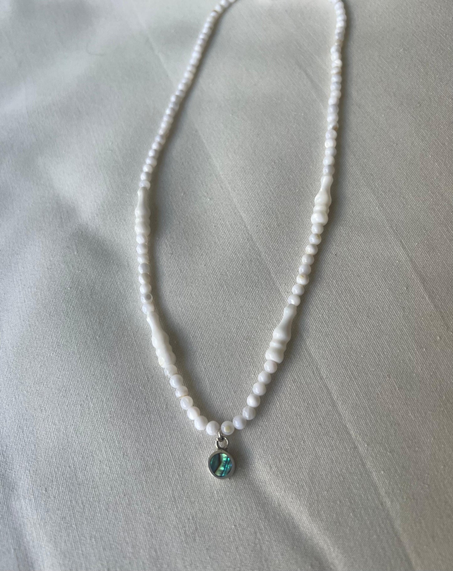 Men’s mother of pearl white choker