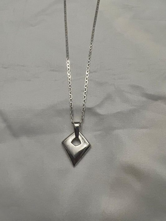 Lustrous necklace handcrafted